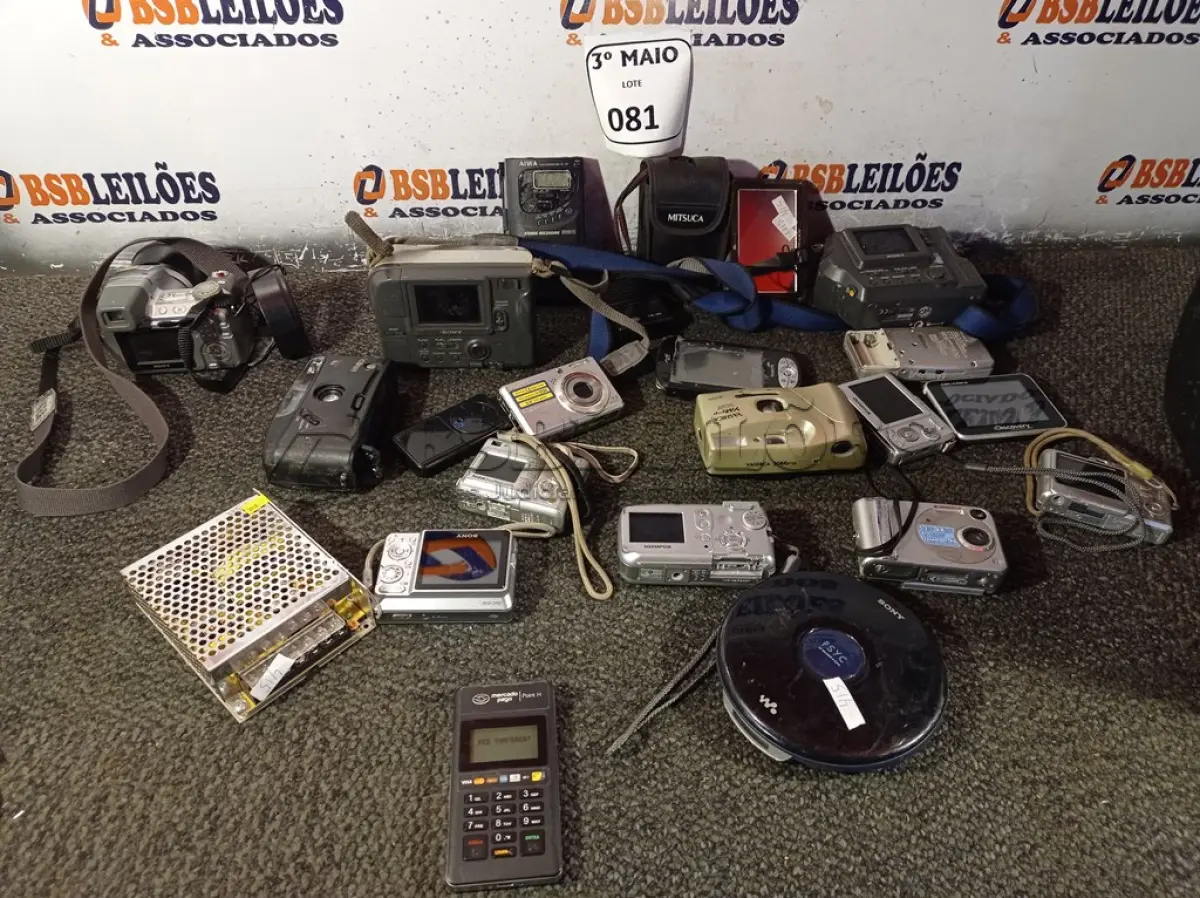 LOTE 081 - 01 LOTE COM CÂMERAS E FILMADORAS MARCAS E MODELOS DIVERSOS E 02 GPS. (NO ESTADO) ATENÇÃO! FAZER A VISITAÇÃO ANTES DE ARREMATAR, NÃO SABEMOS SE FUNCIONA. LEILÃO NÃO TEM GARANTIA E NEM DEVOLUÇÃO, SUJEITO A POSSÍVEIS AVARIAS VISÍVEIS/OCULTAS E/OU AUSÊNCIA DE COMPONENTES.