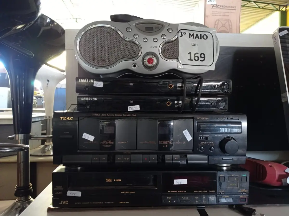 LOTE 169 - 01 VÍDEO CASSETE MARCA JVC, 02 DVDS MARCA SAMSUNG E 01 MICROSYSTEM. (NO ESTADO) ATENÇÃO! FAZER A VISITAÇÃO ANTES DE ARREMATAR, NÃO SABEMOS SE FUNCIONA. LEILÃO NÃO TEM GARANTIA E NEM DEVOLUÇÃO, SUJEITO A POSSÍVEIS AVARIAS VISÍVEIS/OCULTAS E/OU AUSÊNCIA DE COMPONENTES.