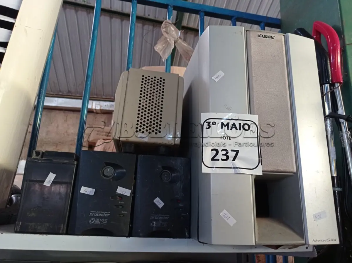 LOTE 237 - 01 SUBWOOFER, 02 ESTABILIZADORES, 01 BATERIA E 01 REGULADOR DE TENSÃO. (NO ESTADO) ATENÇÃO! FAZER A VISITAÇÃO ANTES DE ARREMATAR, NÃO SABEMOS SE FUNCIONA. LEILÃO NÃO TEM GARANTIA E NEM DEVOLUÇÃO, SUJEITO A POSSÍVEIS AVARIAS VISÍVEIS/OCULTAS E/OU AUSÊNCIA DE COMPONENTES.