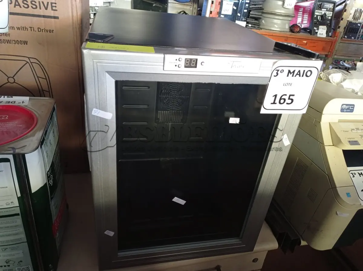 LOTE 165 - 01 ADEGA CLIMATIZADA 48L MODELO: T20T MARCA TOCAVE 220V. (NO ESTADO) ATENÇÃO! FAZER A VISITAÇÃO ANTES DE ARREMATAR, NÃO SABEMOS SE FUNCIONA. LEILÃO NÃO TEM GARANTIA E NEM DEVOLUÇÃO, SUJEITO A POSSÍVEIS AVARIAS VISÍVEIS/OCULTAS E/OU AUSÊNCIA DE COMPONENTES.