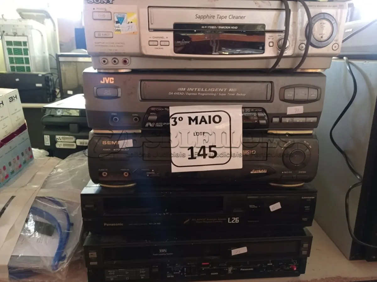 LOTE 145 - 06 VÍDEOS CASSETES MARCAS E MODELOS DIVERSOS. (NO ESTADO) ATENÇÃO! FAZER A VISITAÇÃO ANTES DE ARREMATAR, NÃO SABEMOS SE FUNCIONA. LEILÃO NÃO TEM GARANTIA E NEM DEVOLUÇÃO, SUJEITO A POSSÍVEIS AVARIAS VISÍVEIS/OCULTAS E/OU AUSÊNCIA DE COMPONENTES.