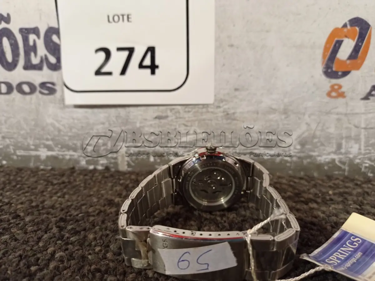 LOTE 274 - 01 RELÓGIO DE PULSO. (NO ESTADO) ATENÇÃO! FAZER A VISITAÇÃO ANTES DE ARREMATAR, NÃO SABEMOS SE FUNCIONA. LEILÃO NÃO TEM GARANTIA E NEM DEVOLUÇÃO, SUJEITO A POSSÍVEIS AVARIAS VISÍVEIS/OCULTAS E/OU AUSÊNCIA DE COMPONENTES.