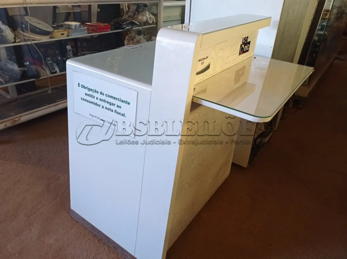 LOTE 328 - 01 BALCÃO CAIXA PARA COMÉRCIO. (NO ESTADO) ATENÇÃO! FAZER A VISITAÇÃO ANTES DE ARREMATAR, NÃO SABEMOS SE FUNCIONA. LEILÃO NÃO TEM GARANTIA E NEM DEVOLUÇÃO, SUJEITO A POSSÍVEIS AVARIAS VISÍVEIS/OCULTAS E/OU AUSÊNCIA DE COMPONENTES.