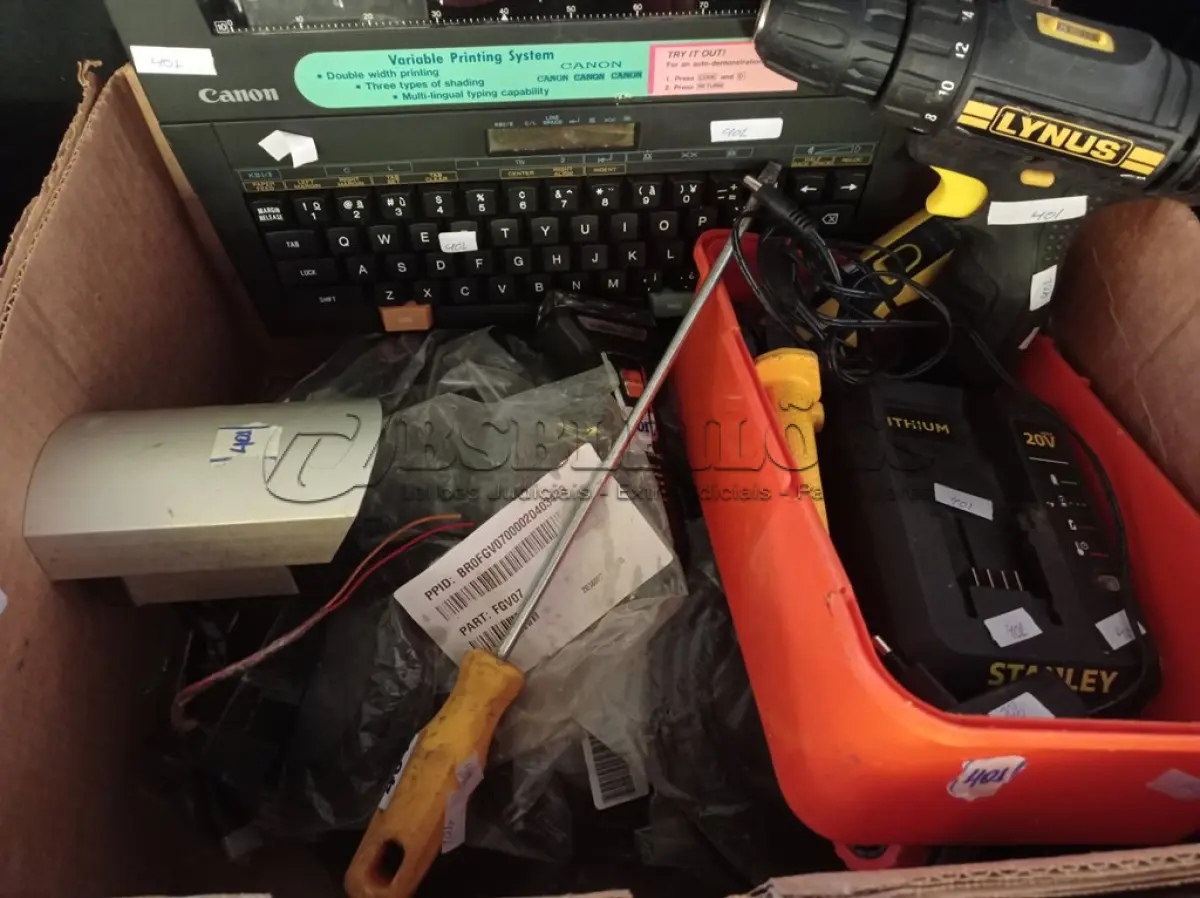 LOTE 178 - 01 MÁQUINA DE ESCREVER MARCA CANON, 01 PARAFUSADEIRA E MATERIAIS DIVERSOS. (NO ESTADO) ATENÇÃO! FAZER A VISITAÇÃO ANTES DE ARREMATAR, NÃO SABEMOS SE FUNCIONA. LEILÃO NÃO TEM GARANTIA E NEM DEVOLUÇÃO, SUJEITO A POSSÍVEIS AVARIAS VISÍVEIS/OCULTAS E/OU AUSÊNCIA DE COMPONENTES.