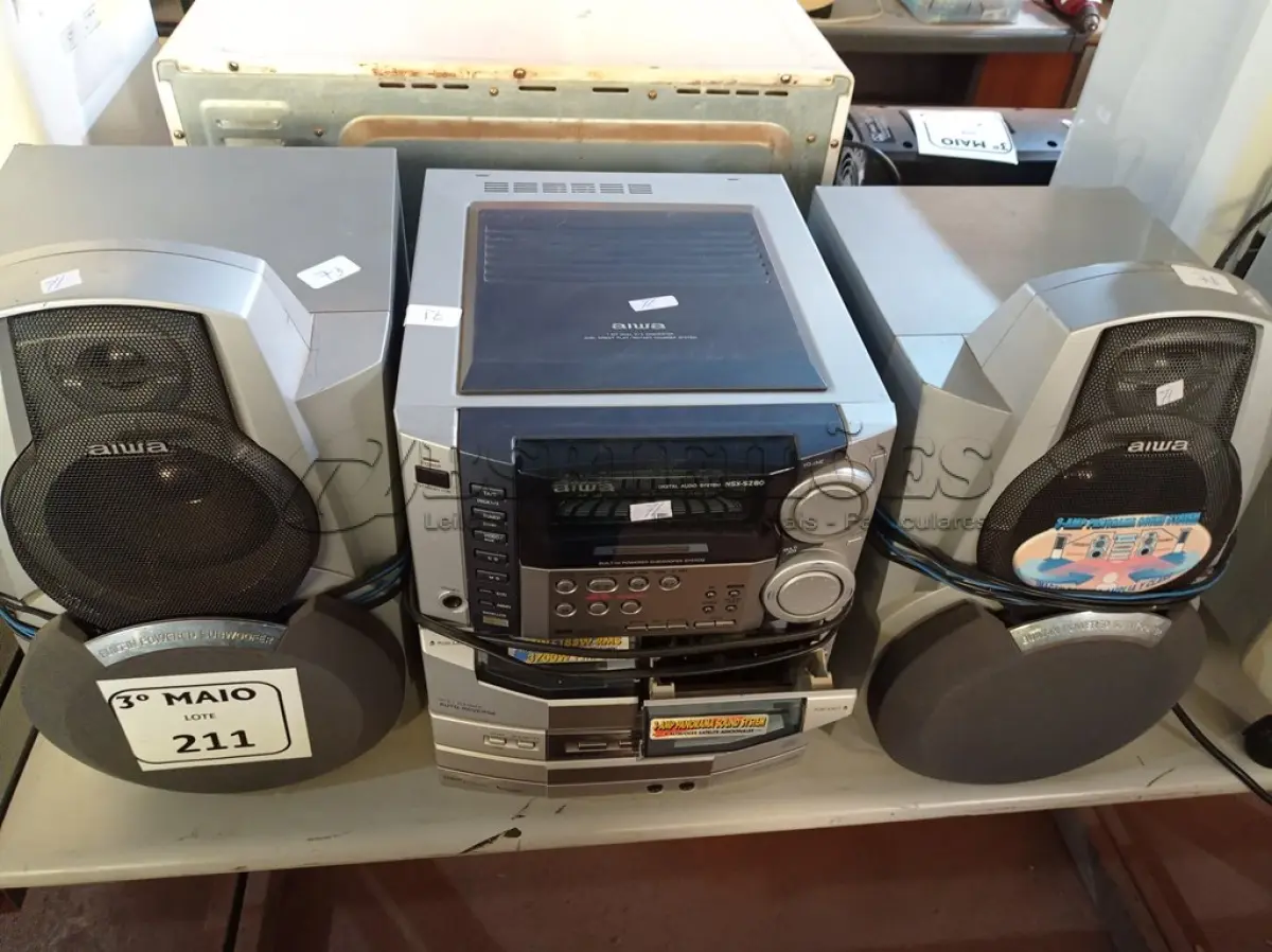 LOTE 211 - 01 APARELHO DE SOM 2X1 MARCA AIWA. (NO ESTADO) ATENÇÃO! FAZER A VISITAÇÃO ANTES DE ARREMATAR, NÃO SABEMOS SE FUNCIONA. LEILÃO NÃO TEM GARANTIA E NEM DEVOLUÇÃO, SUJEITO A POSSÍVEIS AVARIAS VISÍVEIS/OCULTAS E/OU AUSÊNCIA DE COMPONENTES.