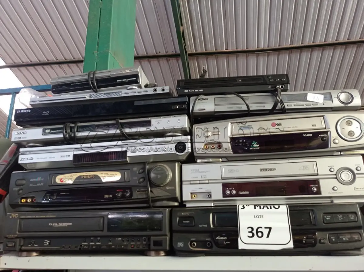 LOTE 367 - 04 VÍDEOS CASSETES, 01 TOCA CD E 07 APARELHOS DE DVD MARCAS E MODELOS DIVERSOS.   (NO ESTADO) ATENÇÃO! FAZER A VISITAÇÃO ANTES DE ARREMATAR, NÃO SABEMOS SE FUNCIONA. LEILÃO NÃO TEM GARANTIA E NEM DEVOLUÇÃO, SUJEITO A POSSÍVEIS AVARIAS VISÍVEIS/OCULTAS E/OU AUSÊNCIA DE COMPONENTES.