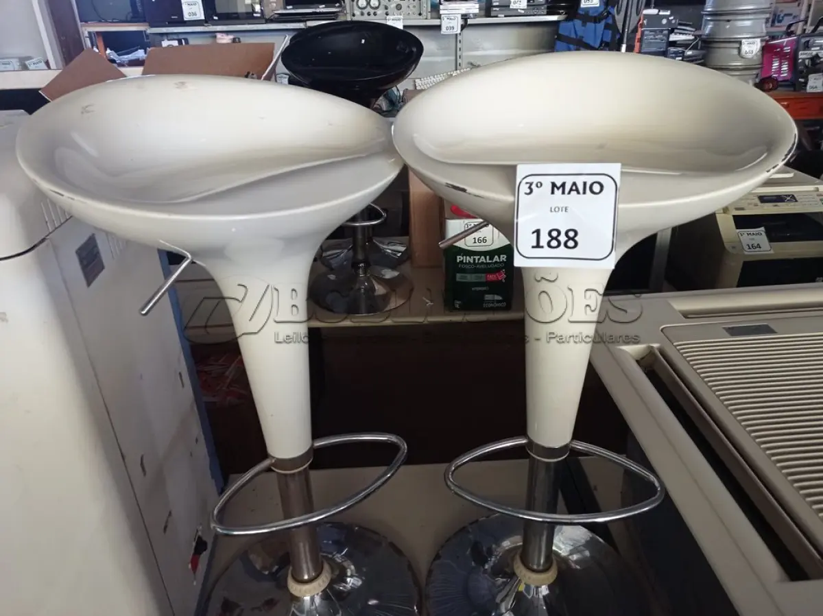 LOTE 188 - 02 BANQUETAS. (NO ESTADO) ATENÇÃO! FAZER A VISITAÇÃO ANTES DE ARREMATAR, NÃO SABEMOS SE FUNCIONA. LEILÃO NÃO TEM GARANTIA E NEM DEVOLUÇÃO, SUJEITO A POSSÍVEIS AVARIAS VISÍVEIS/OCULTAS E/OU AUSÊNCIA DE COMPONENTES.