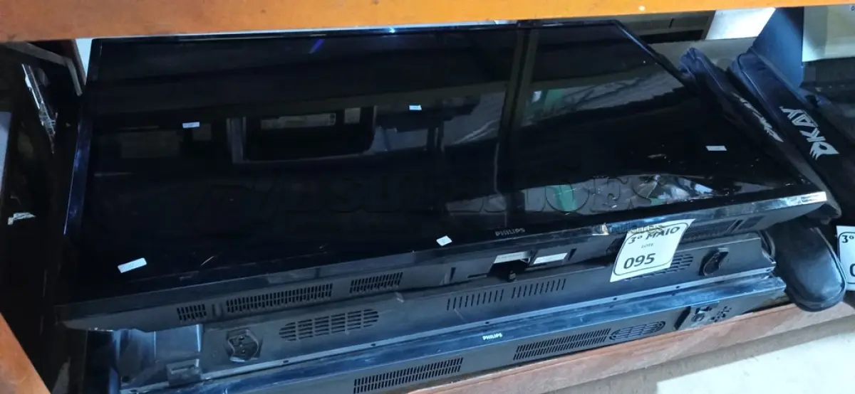 LOTE 095 - 03 TV’S PARA RETIRADA DE PEÇAS. (NO ESTADO) ATENÇÃO! FAZER A VISITAÇÃO ANTES DE ARREMATAR, NÃO SABEMOS SE FUNCIONA. LEILÃO NÃO TEM GARANTIA E NEM DEVOLUÇÃO, SUJEITO A POSSÍVEIS AVARIAS VISÍVEIS/OCULTAS E/OU AUSÊNCIA DE COMPONENTES.
