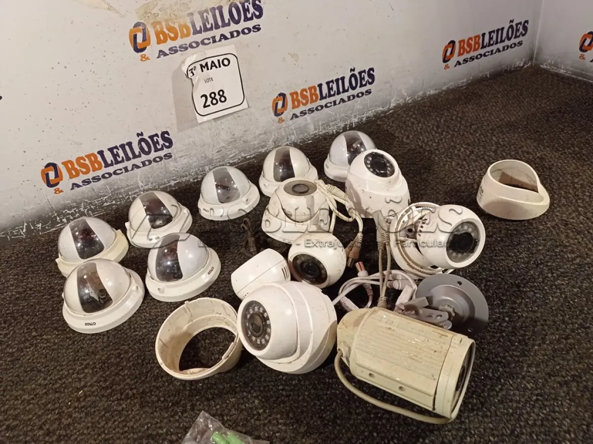 LOTE 288 - 01 LOTE COM VÁRIAS CÂMERAS DE SEGURANÇA. (NO ESTADO) ATENÇÃO! FAZER A VISITAÇÃO ANTES DE ARREMATAR, NÃO SABEMOS SE FUNCIONA. LEILÃO NÃO TEM GARANTIA E NEM DEVOLUÇÃO, SUJEITO A POSSÍVEIS AVARIAS VISÍVEIS/OCULTAS E/OU AUSÊNCIA DE COMPONENTES.