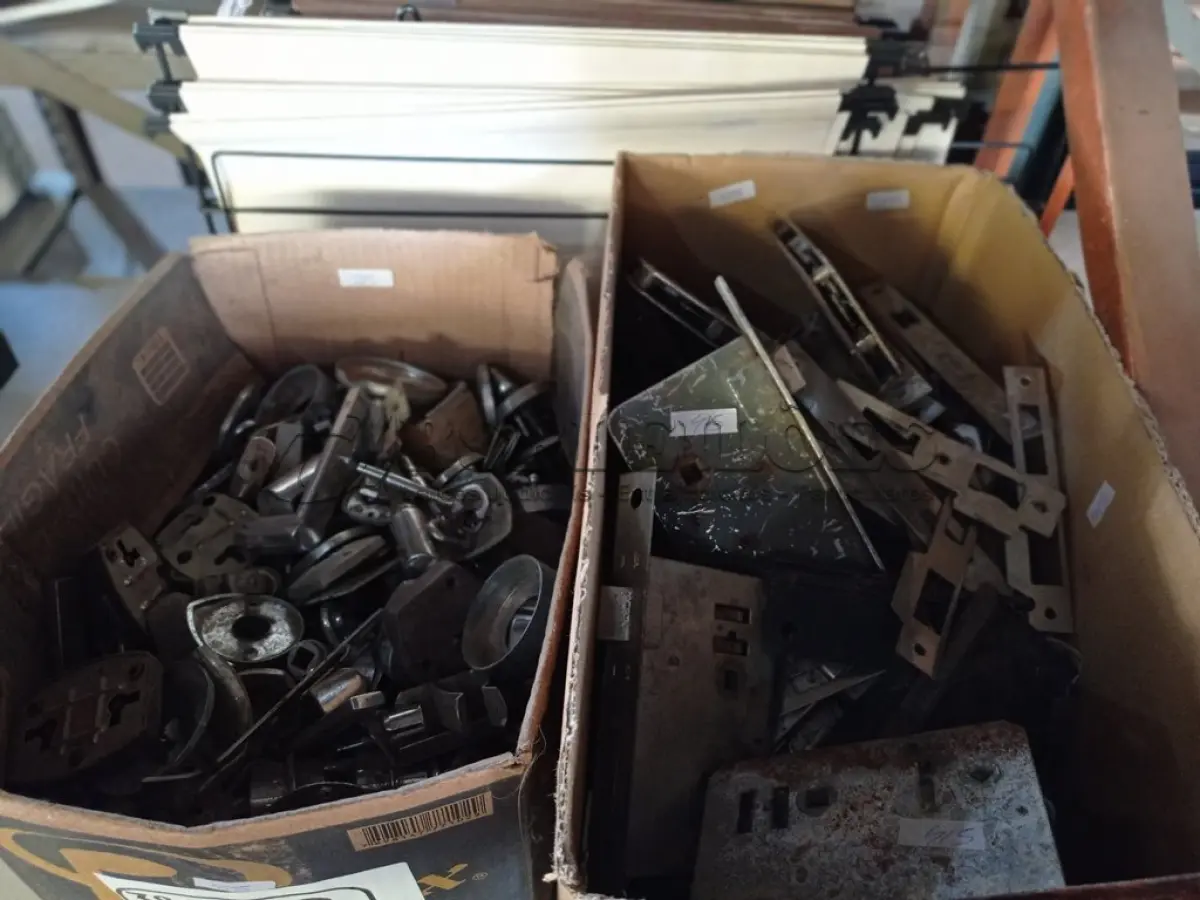 LOTE 078 - 01 LOTE COM GRANDE QUANTIDADE DE FECHADURAS DESMONTADAS. (NO ESTADO) ATENÇÃO! FAZER A VISITAÇÃO ANTES DE ARREMATAR, NÃO SABEMOS SE FUNCIONA. LEILÃO NÃO TEM GARANTIA E NEM DEVOLUÇÃO, SUJEITO A POSSÍVEIS AVARIAS VISÍVEIS/OCULTAS E/OU AUSÊNCIA DE COMPONENTES.
