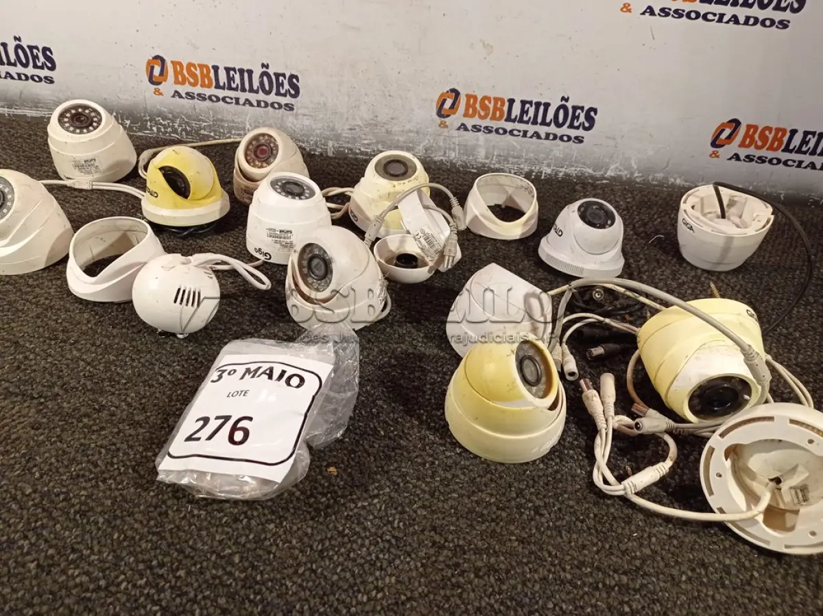 LOTE 276 - 01 LOTE COM VÁRIAS CÂMERAS DE SEGURANÇA. (NO ESTADO) ATENÇÃO! FAZER A VISITAÇÃO ANTES DE ARREMATAR, NÃO SABEMOS SE FUNCIONA. LEILÃO NÃO TEM GARANTIA E NEM DEVOLUÇÃO, SUJEITO A POSSÍVEIS AVARIAS VISÍVEIS/OCULTAS E/OU AUSÊNCIA DE COMPONENTES.