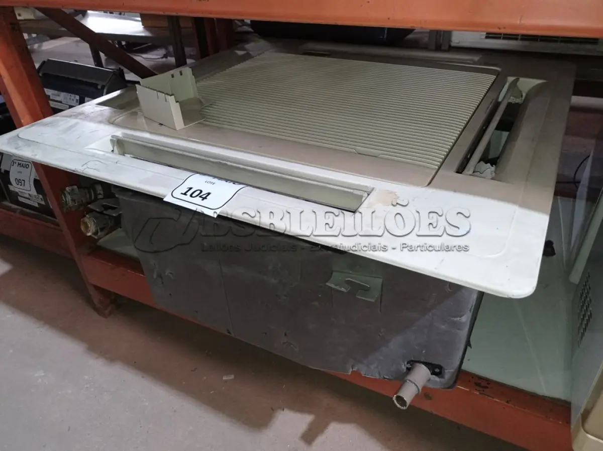 LOTE 104 - 01 EVAPORADORA DE TETO MARCA YORK. (NO ESTADO) ATENÇÃO! FAZER A VISITAÇÃO ANTES DE ARREMATAR, NÃO SABEMOS SE FUNCIONA. LEILÃO NÃO TEM GARANTIA E NEM DEVOLUÇÃO, SUJEITO A POSSÍVEIS AVARIAS VISÍVEIS/OCULTAS E/OU AUSÊNCIA DE COMPONENTES.