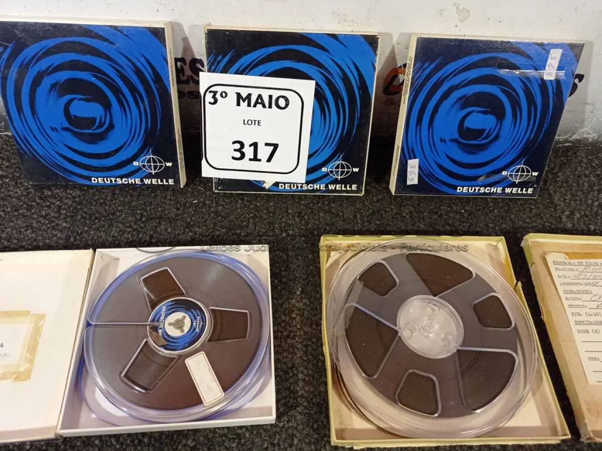 LOTE 317 - 05 CARRETÉIS COM FITAS PARA GRAVADOR DE ROLO. (NO ESTADO) ATENÇÃO! FAZER A VISITAÇÃO ANTES DE ARREMATAR, NÃO SABEMOS SE FUNCIONA. LEILÃO NÃO TEM GARANTIA E NEM DEVOLUÇÃO, SUJEITO A POSSÍVEIS AVARIAS VISÍVEIS/OCULTAS E/OU AUSÊNCIA DE COMPONENTES.