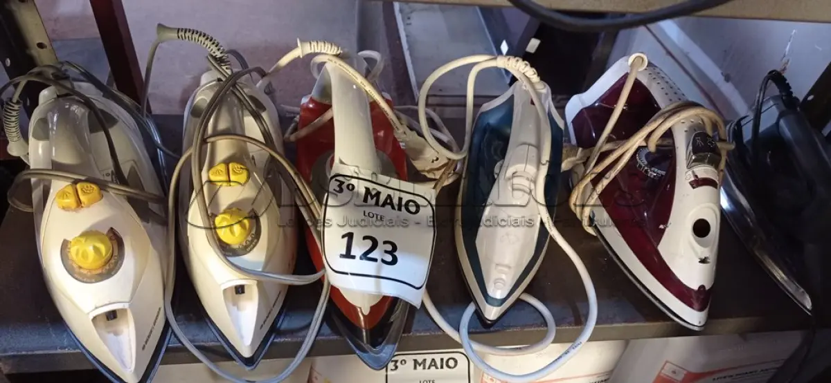 LOTE 123 - 06 FERROS DE PASSAR MARCAS E MODELOS DIVERSOS. (NO ESTADO) ATENÇÃO! FAZER A VISITAÇÃO ANTES DE ARREMATAR, NÃO SABEMOS SE FUNCIONA. LEILÃO NÃO TEM GARANTIA E NEM DEVOLUÇÃO, SUJEITO A POSSÍVEIS AVARIAS VISÍVEIS/OCULTAS E/OU AUSÊNCIA DE COMPONENTES.