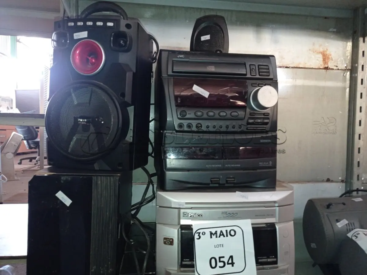 LOTE 054 - 02 APARELHOS DE SOM E VÁRIAS CAIXINHAS MARCAS E MODELOS DIVERSOS. (NO ESTADO) ATENÇÃO! FAZER A VISITAÇÃO ANTES DE ARREMATAR, NÃO SABEMOS SE FUNCIONA. LEILÃO NÃO TEM GARANTIA E NEM DEVOLUÇÃO, SUJEITO A POSSÍVEIS AVARIAS VISÍVEIS/OCULTAS E/OU AUSÊNCIA DE COMPONENTES.