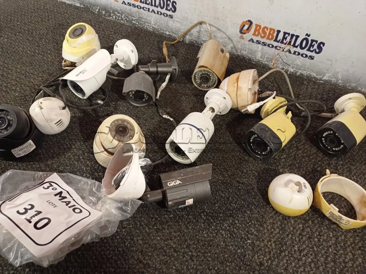 LOTE 310 - 01 LOTE COM VÁRIAS CÂMERAS DE SEGURANÇA. (NO ESTADO) ATENÇÃO! FAZER A VISITAÇÃO ANTES DE ARREMATAR, NÃO SABEMOS SE FUNCIONA. LEILÃO NÃO TEM GARANTIA E NEM DEVOLUÇÃO, SUJEITO A POSSÍVEIS AVARIAS VISÍVEIS/OCULTAS E/OU AUSÊNCIA DE COMPONENTES.