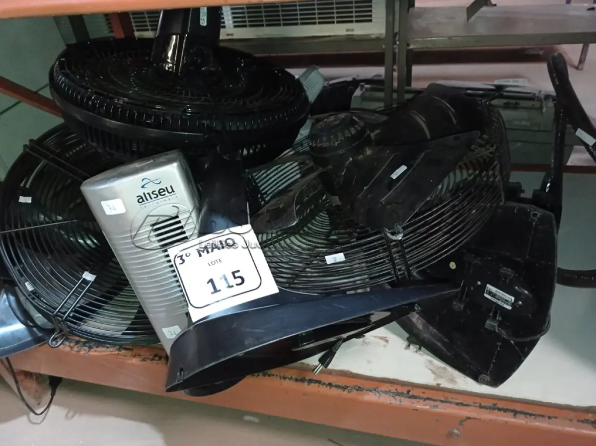 LOTE 115 - 01 LOTE COM VENTILADORES PARA RETIRADA DE PEÇAS. (NO ESTADO) ATENÇÃO! FAZER A VISITAÇÃO ANTES DE ARREMATAR, NÃO SABEMOS SE FUNCIONA. LEILÃO NÃO TEM GARANTIA E NEM DEVOLUÇÃO, SUJEITO A POSSÍVEIS AVARIAS VISÍVEIS/OCULTAS E/OU AUSÊNCIA DE COMPONENTES.