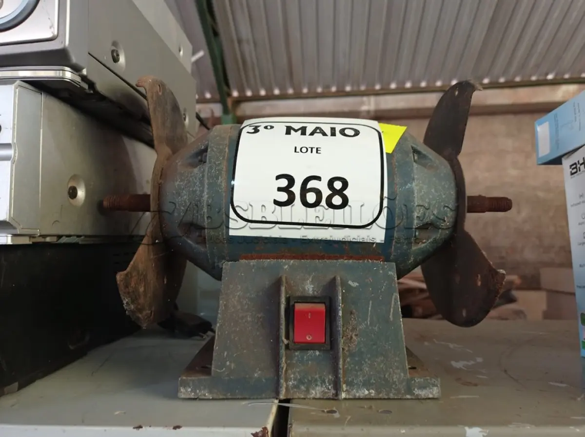 LOTE 368 - 01 ESMERIL DE MESA COM AVARIAS. (NO ESTADO) ATENÇÃO! FAZER A VISITAÇÃO ANTES DE ARREMATAR, NÃO SABEMOS SE FUNCIONA. LEILÃO NÃO TEM GARANTIA E NEM DEVOLUÇÃO, SUJEITO A POSSÍVEIS AVARIAS VISÍVEIS/OCULTAS E/OU AUSÊNCIA DE COMPONENTES.