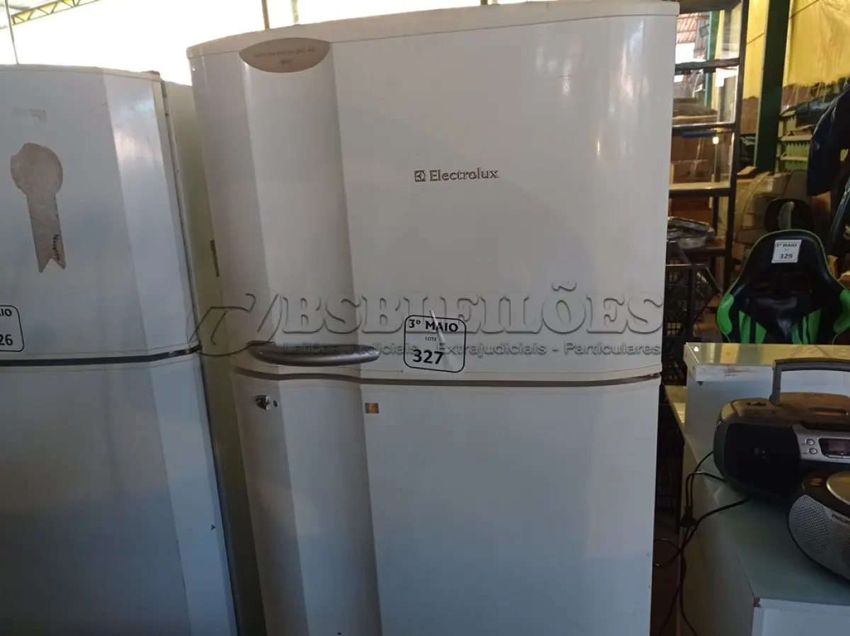 LOTE 327 - 01 GELADEIRA FROST FREE 220V MARCA ELETROLUX COM AVARIAS. (NO ESTADO) ATENÇÃO! FAZER A VISITAÇÃO ANTES DE ARREMATAR, NÃO SABEMOS SE FUNCIONA. LEILÃO NÃO TEM GARANTIA E NEM DEVOLUÇÃO, SUJEITO A POSSÍVEIS AVARIAS VISÍVEIS/OCULTAS E/OU AUSÊNCIA DE COMPONENTES.