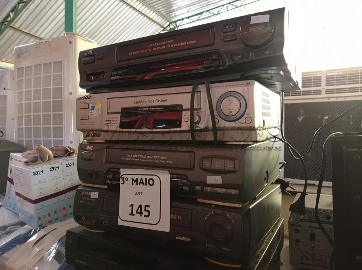 LOTE 145 - 06 VÍDEOS CASSETES MARCAS E MODELOS DIVERSOS. (NO ESTADO) ATENÇÃO! FAZER A VISITAÇÃO ANTES DE ARREMATAR, NÃO SABEMOS SE FUNCIONA. LEILÃO NÃO TEM GARANTIA E NEM DEVOLUÇÃO, SUJEITO A POSSÍVEIS AVARIAS VISÍVEIS/OCULTAS E/OU AUSÊNCIA DE COMPONENTES.