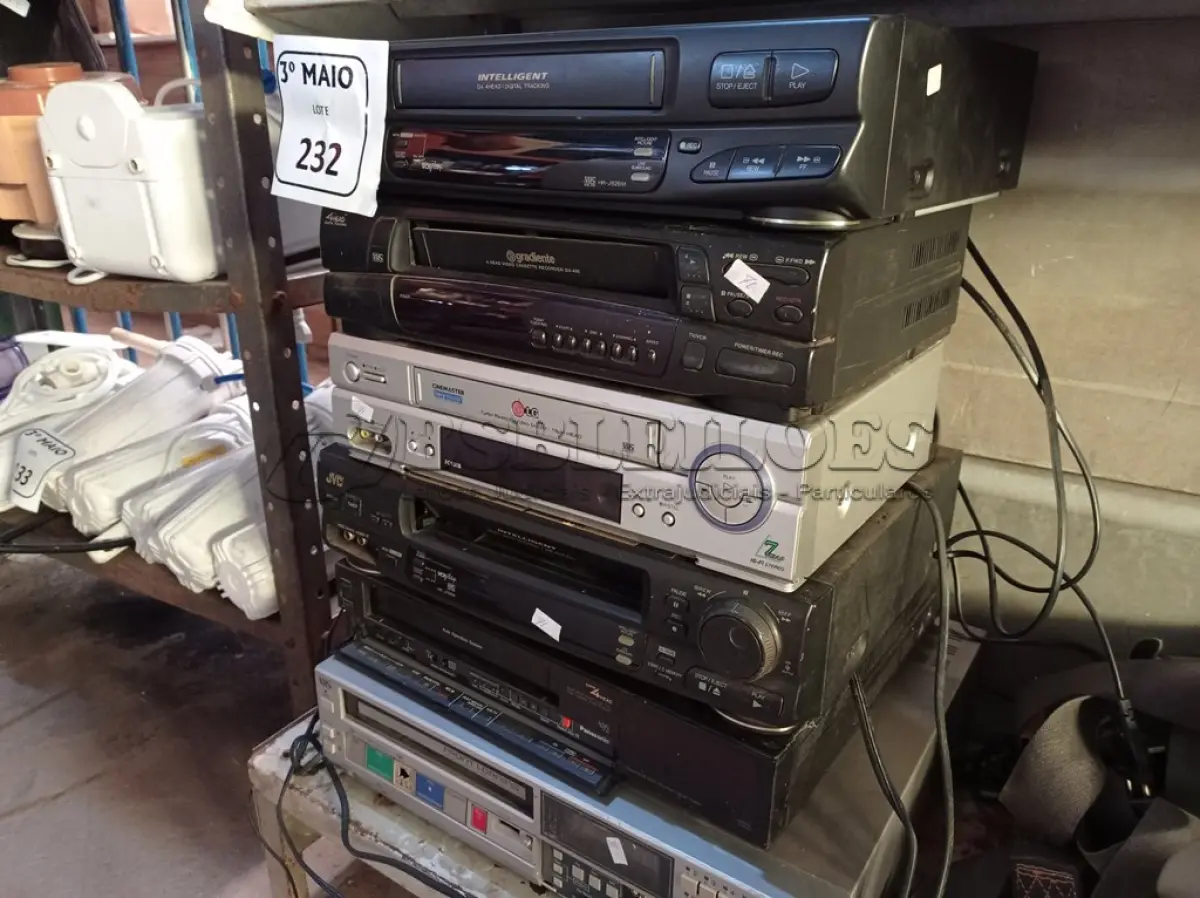 LOTE 232 - 06 VÍDEOS CASSETES MARCAS E MODELOS DIVERSOS. (NO ESTADO) ATENÇÃO! FAZER A VISITAÇÃO ANTES DE ARREMATAR, NÃO SABEMOS SE FUNCIONA. LEILÃO NÃO TEM GARANTIA E NEM DEVOLUÇÃO, SUJEITO A POSSÍVEIS AVARIAS VISÍVEIS/OCULTAS E/OU AUSÊNCIA DE COMPONENTES.