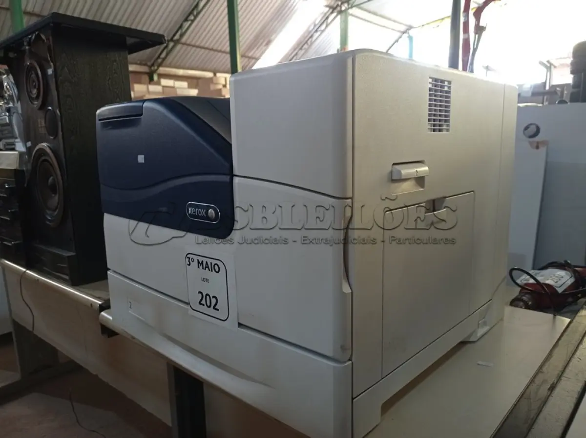 LOTE 202 - 01 IMPRESSORA XEROX MODELO 6700 COLORIDA. (NO ESTADO) ATENÇÃO! FAZER A VISITAÇÃO ANTES DE ARREMATAR, NÃO SABEMOS SE FUNCIONA. LEILÃO NÃO TEM GARANTIA E NEM DEVOLUÇÃO, SUJEITO A POSSÍVEIS AVARIAS VISÍVEIS/OCULTAS E/OU AUSÊNCIA DE COMPONENTES.
