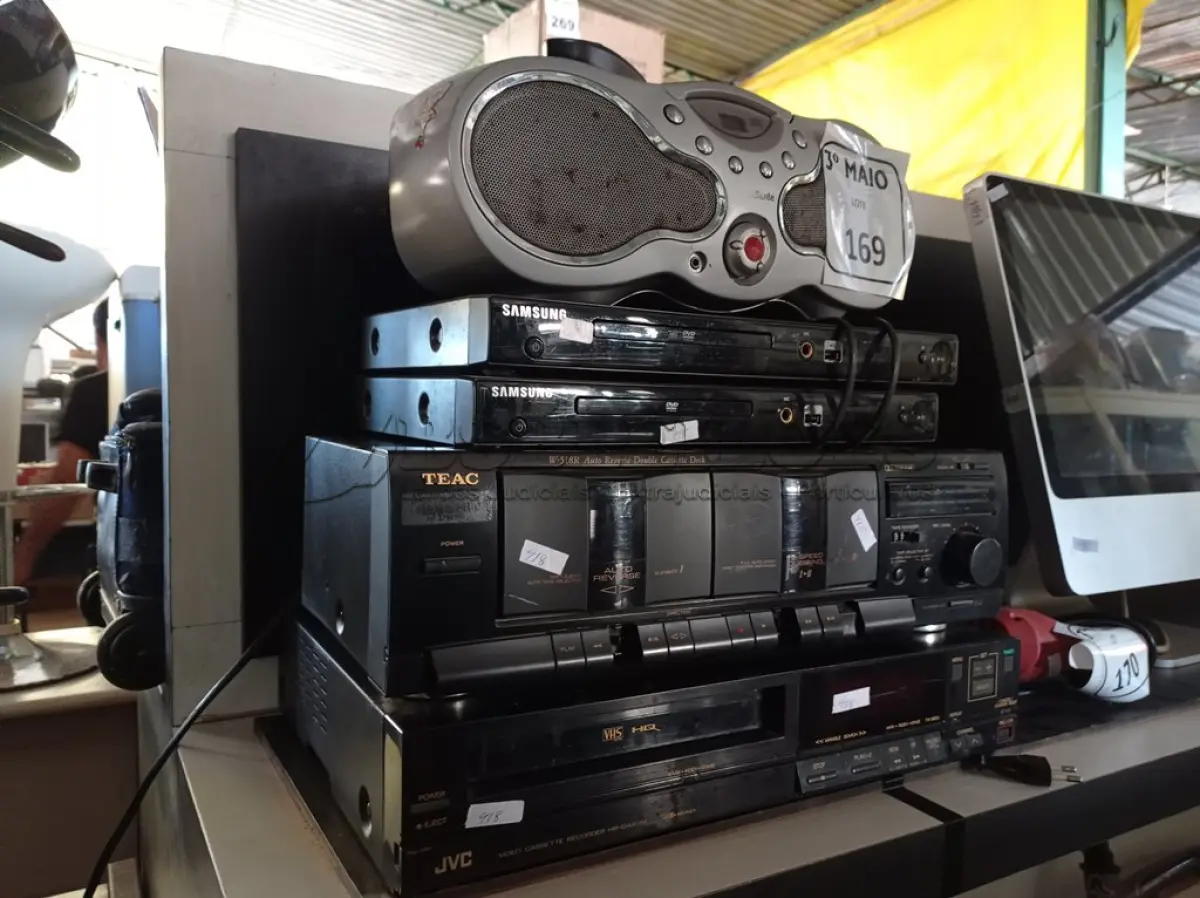 LOTE 169 - 01 VÍDEO CASSETE MARCA JVC, 02 DVDS MARCA SAMSUNG E 01 MICROSYSTEM. (NO ESTADO) ATENÇÃO! FAZER A VISITAÇÃO ANTES DE ARREMATAR, NÃO SABEMOS SE FUNCIONA. LEILÃO NÃO TEM GARANTIA E NEM DEVOLUÇÃO, SUJEITO A POSSÍVEIS AVARIAS VISÍVEIS/OCULTAS E/OU AUSÊNCIA DE COMPONENTES.
