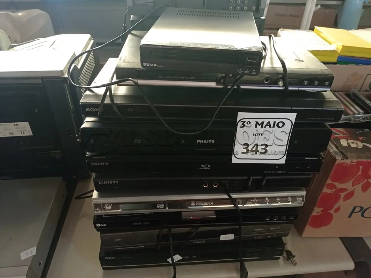 LOTE 343 - 10 APARELHOS DE DVD’S MARCAS E MODELOS DIVERSOS. (NO ESTADO) ATENÇÃO! FAZER A VISITAÇÃO ANTES DE ARREMATAR, NÃO SABEMOS SE FUNCIONA. LEILÃO NÃO TEM GARANTIA E NEM DEVOLUÇÃO, SUJEITO A POSSÍVEIS AVARIAS VISÍVEIS/OCULTAS E/OU AUSÊNCIA DE COMPONENTES.