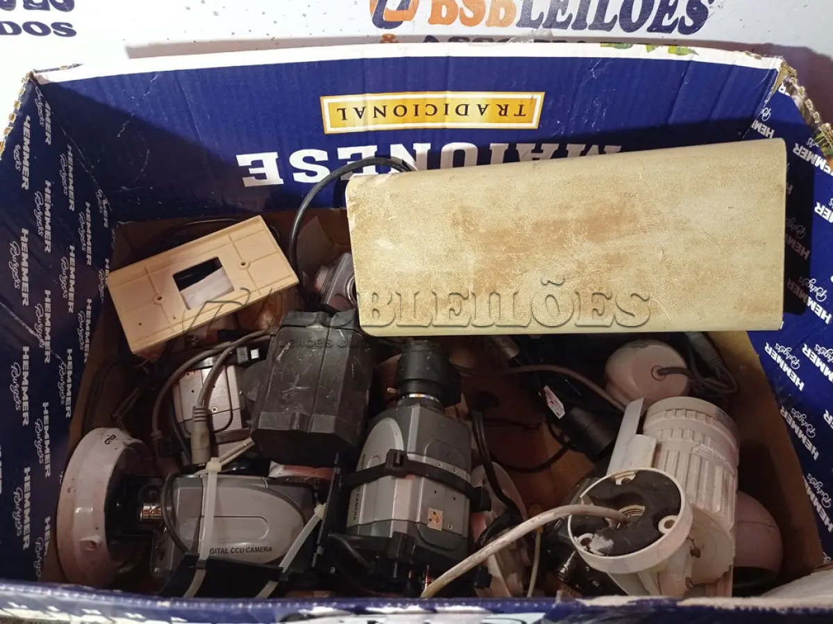 LOTE 128 - 01 LOTE COM VÁRIAS CÂMERAS DE SEGURANÇA MARCAS E MODELOS DIVERSOS. (NO ESTADO) ATENÇÃO! FAZER A VISITAÇÃO ANTES DE ARREMATAR, NÃO SABEMOS SE FUNCIONA. LEILÃO NÃO TEM GARANTIA E NEM DEVOLUÇÃO, SUJEITO A POSSÍVEIS AVARIAS VISÍVEIS/OCULTAS E/OU AUSÊNCIA DE COMPONENTES.