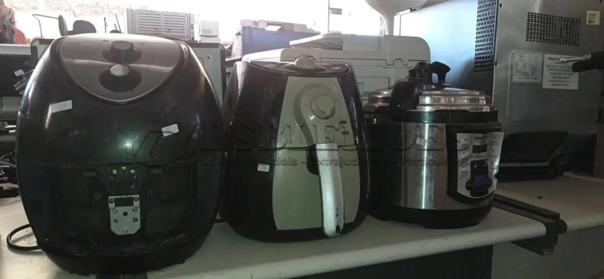 LOTE 163 - 02 AIRFRYER E 01 PANELA DE PRESSÃO ELÉTRICA 5L MARCAS E MODELOS DIVERSOS COM AVARIAS. (NO ESTADO) ATENÇÃO! FAZER A VISITAÇÃO ANTES DE ARREMATAR, NÃO SABEMOS SE FUNCIONA. LEILÃO NÃO TEM GARANTIA E NEM DEVOLUÇÃO, SUJEITO A POSSÍVEIS AVARIAS VISÍVEIS/OCULTAS E/OU AUSÊNCIA DE COMPONENTES.