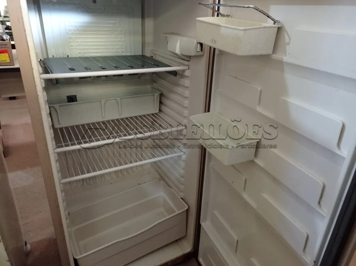 LOTE 381 - 01 GELADEIRA DUPLEX MARCA BRASTEMP 220V COM AVARIAS. (NO ESTADO) ATENÇÃO! FAZER A VISITAÇÃO ANTES DE ARREMATAR, NÃO SABEMOS SE FUNCIONA. LEILÃO NÃO TEM GARANTIA E NEM DEVOLUÇÃO, SUJEITO A POSSÍVEIS AVARIAS VISÍVEIS/OCULTAS E/OU AUSÊNCIA DE COMPONENTES.
