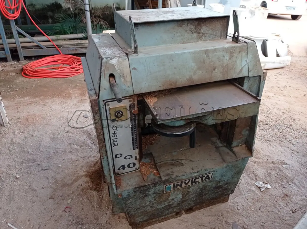 LOTE 483 - 01 DESENGROSSADEIRA PARA MARCENARIA COM BOCA DE 40 MARCA INVICTA. (NO ESTADO) ATENÇÃO! FAZER A VISITAÇÃO ANTES DE ARREMATAR, NÃO SABEMOS SE FUNCIONA. LEILÃO NÃO TEM GARANTIA E NEM DEVOLUÇÃO, SUJEITO A POSSÍVEIS AVARIAS VISÍVEIS/OCULTAS E/OU AUSÊNCIA DE COMPONENTES.