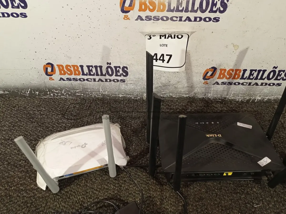 LOTE 447 - 02 ROTEADORES, SENDO 01 TP-LINK E 01 D-LINK. (NO ESTADO) ATENÇÃO! FAZER A VISITAÇÃO ANTES DE ARREMATAR, NÃO SABEMOS SE FUNCIONA. LEILÃO NÃO TEM GARANTIA E NEM DEVOLUÇÃO, SUJEITO A POSSÍVEIS AVARIAS VISÍVEIS/OCULTAS E/OU AUSÊNCIA DE COMPONENTES.
