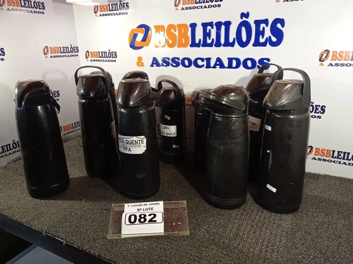 LOTE 082 - 10 GARRAFAS DE CAFÉ. (NO ESTADO) ATENÇÃO! FAZER A VISITAÇÃO ANTES DE ARREMATAR, NÃO SABEMOS SE FUNCIONA. LEILÃO NÃO TEM GARANTIA E NEM DEVOLUÇÃO, SUJEITO A POSSÍVEIS AVARIAS VISÍVEIS/OCULTAS E/OU AUSÊNCIA DE COMPONENTES.