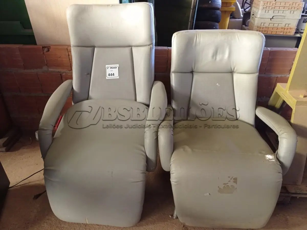 LOTE 444 - 02 POLTRONAS DE DESCANSO, SENDO 01 SEM OS PÉS. (NO ESTADO) ATENÇÃO! FAZER A VISITAÇÃO ANTES DE ARREMATAR, NÃO SABEMOS SE FUNCIONA. LEILÃO NÃO TEM GARANTIA E NEM DEVOLUÇÃO, SUJEITO A POSSÍVEIS AVARIAS VISÍVEIS/OCULTAS E/OU AUSÊNCIA DE COMPONENTES.