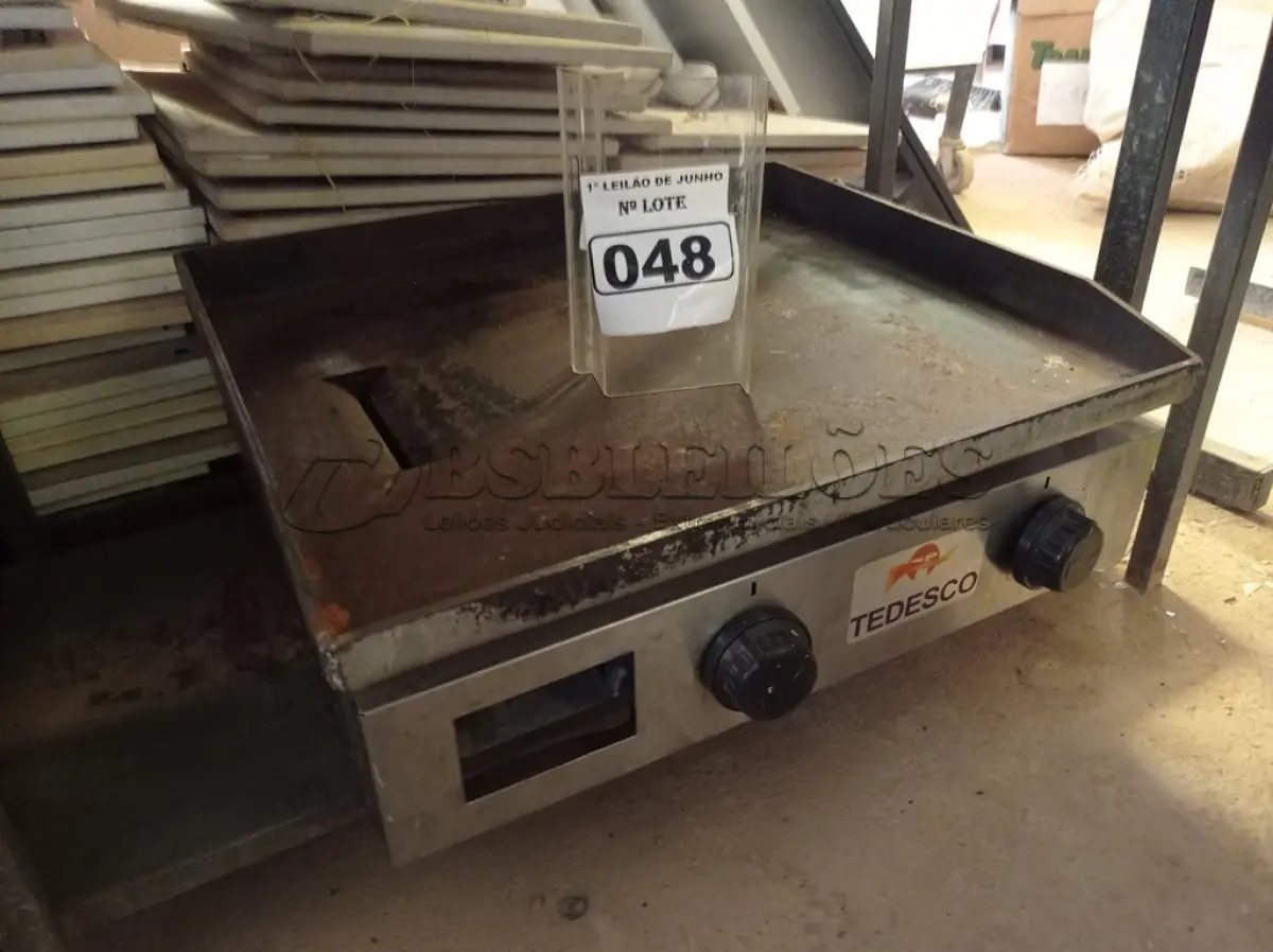LOTE 048 - 01 CHAPA A GÁS MARCA TEDESCO. (NO ESTADO) ATENÇÃO! FAZER A VISITAÇÃO ANTES DE ARREMATAR, NÃO SABEMOS SE FUNCIONA. LEILÃO NÃO TEM GARANTIA E NEM DEVOLUÇÃO, SUJEITO A POSSÍVEIS AVARIAS VISÍVEIS/OCULTAS E/OU AUSÊNCIA DE COMPONENTES.