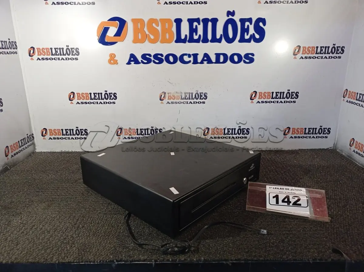LOTE 142 - 01 CAIXA REGISTRADORA PARA DINHEIRO MANUAL. (NO ESTADO) ATENÇÃO! FAZER A VISITAÇÃO ANTES DE ARREMATAR, NÃO SABEMOS SE FUNCIONA. LEILÃO NÃO TEM GARANTIA E NEM DEVOLUÇÃO, SUJEITO A POSSÍVEIS AVARIAS VISÍVEIS/OCULTAS E/OU AUSÊNCIA DE COMPONENTES.