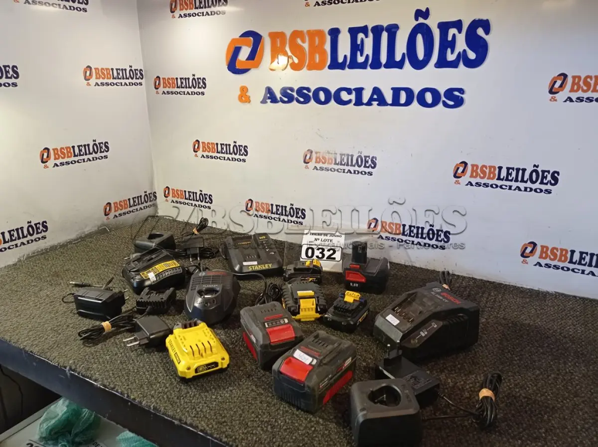 LOTE 032 - 01 LOTE COM VÁRIOS CARREGADORES PARA PARAFUSADEIRAS MARCAS E MODELOS DIVERSOS. (NO ESTADO) ATENÇÃO! FAZER A VISITAÇÃO ANTES DE ARREMATAR, NÃO SABEMOS SE FUNCIONA. LEILÃO NÃO TEM GARANTIA E NEM DEVOLUÇÃO, SUJEITO A POSSÍVEIS AVARIAS VISÍVEIS/OCULTAS E/OU AUSÊNCIA DE COMPONENTES.
