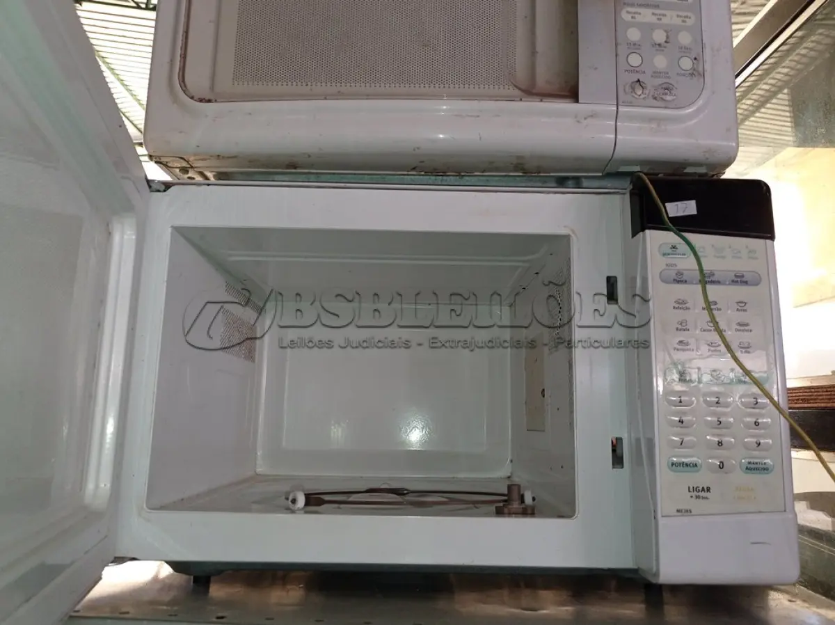 LOTE 440 - 02 MICRO-ONDAS  SEM PRATO E 01 AIR FRYER COM AVARIAS. (NO ESTADO) ATENÇÃO! FAZER A VISITAÇÃO ANTES DE ARREMATAR, NÃO SABEMOS SE FUNCIONA. LEILÃO NÃO TEM GARANTIA E NEM DEVOLUÇÃO, SUJEITO A POSSÍVEIS AVARIAS VISÍVEIS/OCULTAS E/OU AUSÊNCIA DE COMPONENTES.