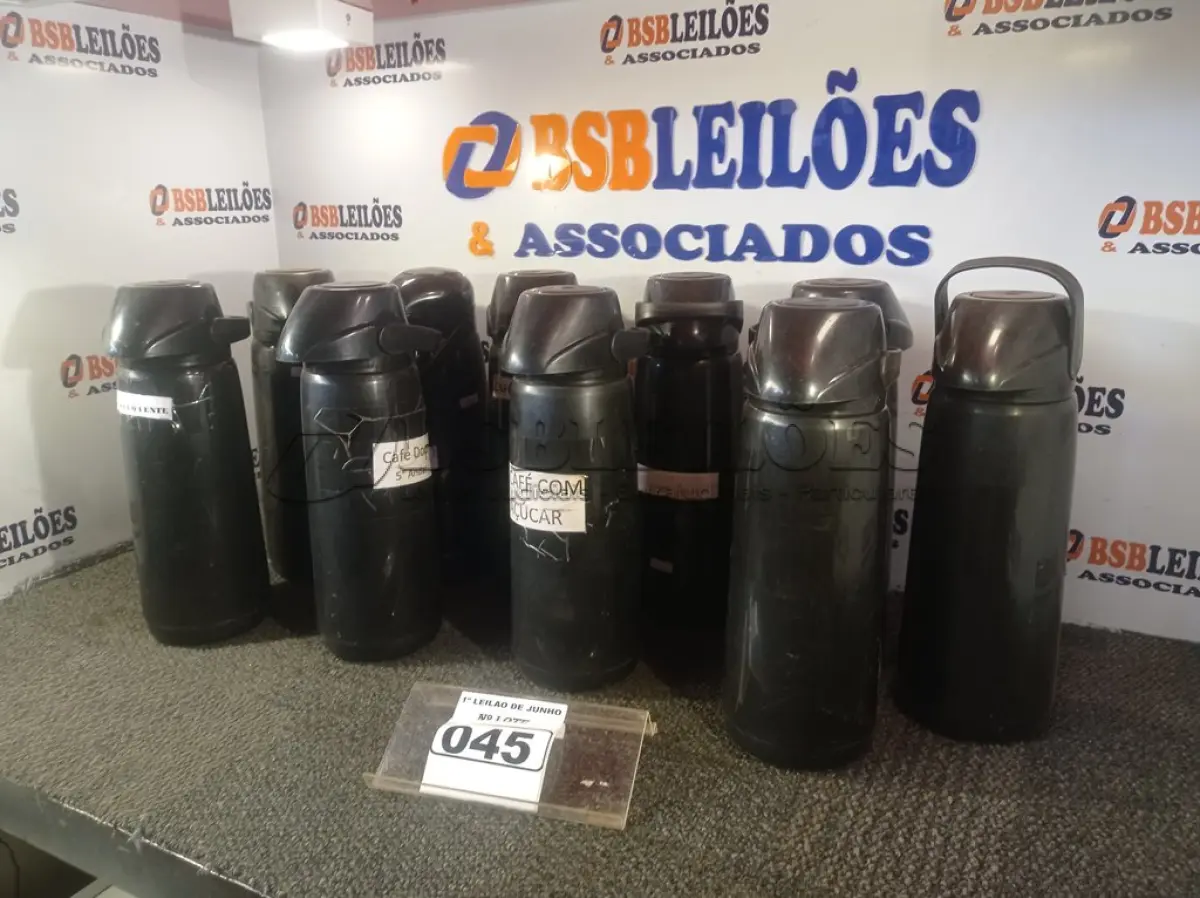 LOTE 045 - 10 GARRAFAS DE CAFÉ. (NO ESTADO) ATENÇÃO! FAZER A VISITAÇÃO ANTES DE ARREMATAR, NÃO SABEMOS SE FUNCIONA. LEILÃO NÃO TEM GARANTIA E NEM DEVOLUÇÃO, SUJEITO A POSSÍVEIS AVARIAS VISÍVEIS/OCULTAS E/OU AUSÊNCIA DE COMPONENTES.
