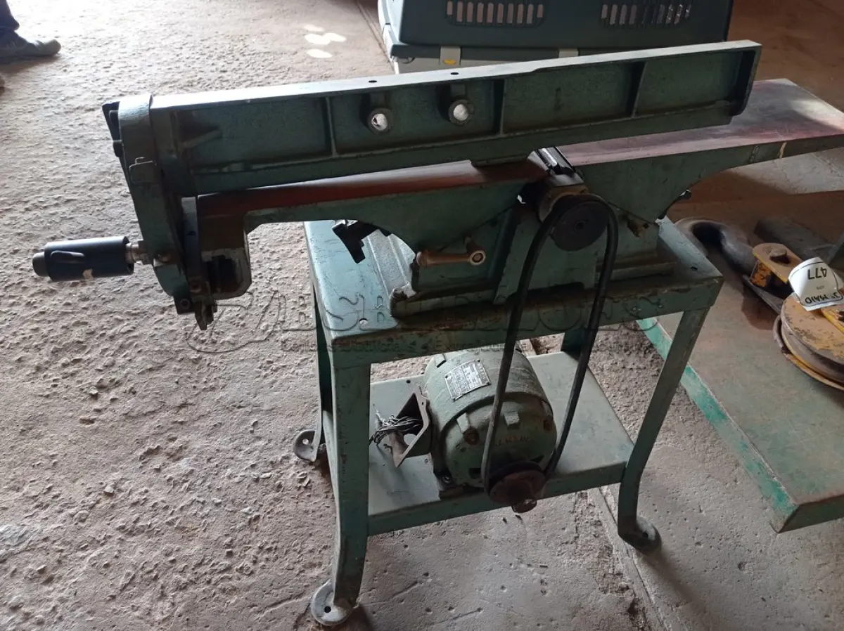LOTE 474 - 01 PLAINA DESEMPENADEIRA DE BANCADA MARCA ACERBI. (NO ESTADO) ATENÇÃO! FAZER A VISITAÇÃO ANTES DE ARREMATAR, NÃO SABEMOS SE FUNCIONA. LEILÃO NÃO TEM GARANTIA E NEM DEVOLUÇÃO, SUJEITO A POSSÍVEIS AVARIAS VISÍVEIS/OCULTAS E/OU AUSÊNCIA DE COMPONENTES.