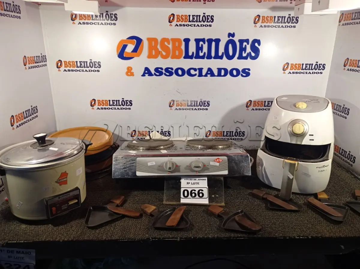 LOTE 066 - 01 FONDUE, 01 FOGÃO DE INDUÇÃO DE 02 BOCAS, 01 AIR FRY BRITANIA 220V E 01 PANELA ELÉTRICA HITACHI. (NO ESTADO) ATENÇÃO! FAZER A VISITAÇÃO ANTES DE ARREMATAR, NÃO SABEMOS SE FUNCIONA. LEILÃO NÃO TEM GARANTIA E NEM DEVOLUÇÃO, SUJEITO A POSSÍVEIS AVARIAS VISÍVEIS/OCULTAS E/OU AUSÊNCIA DE COMPONENTES.
