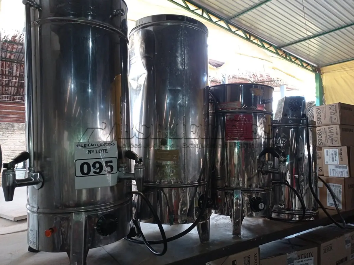 LOTE 095 - 04 CAFETEIRAS COM AVARIAS. (NO ESTADO) ATENÇÃO! FAZER A VISITAÇÃO ANTES DE ARREMATAR, NÃO SABEMOS SE FUNCIONA. LEILÃO NÃO TEM GARANTIA E NEM DEVOLUÇÃO, SUJEITO A POSSÍVEIS AVARIAS VISÍVEIS/OCULTAS E/OU AUSÊNCIA DE COMPONENTES.