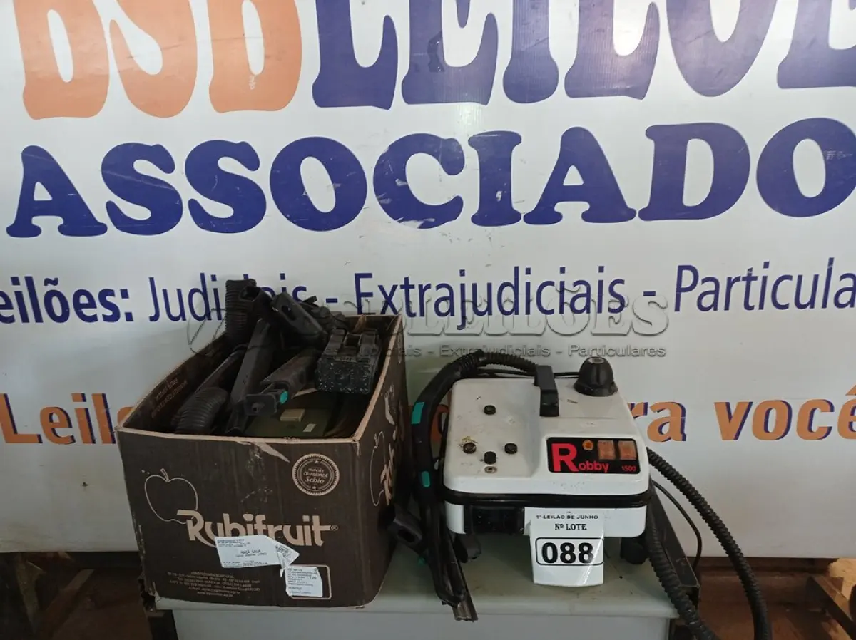 LOTE 088 - 01 ASPIRADOR DE PÓ ANTIGO MARCA ARNO E 01 VAP INDUSTRIAL ROBBY 1500 COM AVARIAS. (NO ESTADO) ATENÇÃO! FAZER A VISITAÇÃO ANTES DE ARREMATAR, NÃO SABEMOS SE FUNCIONA. LEILÃO NÃO TEM GARANTIA E NEM DEVOLUÇÃO, SUJEITO A POSSÍVEIS AVARIAS VISÍVEIS/OCULTAS E/OU AUSÊNCIA DE COMPONENTES.