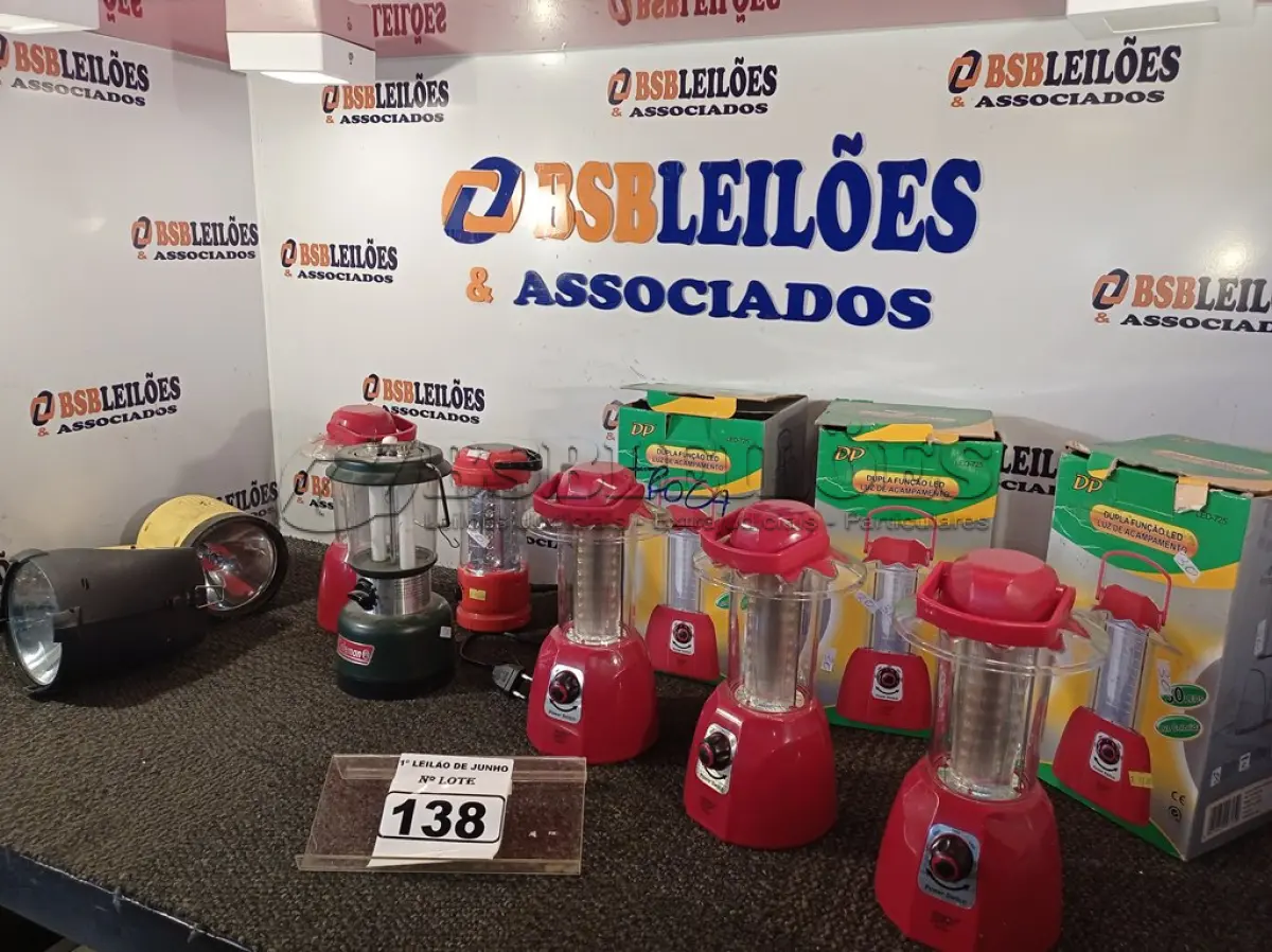 LOTE 138 - 06 LAMPIÕES DE LED RECARREGÁVEL E 02 LANTERNAS COM AVARIAS. (NO ESTADO) ATENÇÃO! FAZER A VISITAÇÃO ANTES DE ARREMATAR, NÃO SABEMOS SE FUNCIONA. LEILÃO NÃO TEM GARANTIA E NEM DEVOLUÇÃO, SUJEITO A POSSÍVEIS AVARIAS VISÍVEIS/OCULTAS E/OU AUSÊNCIA DE COMPONENTES.