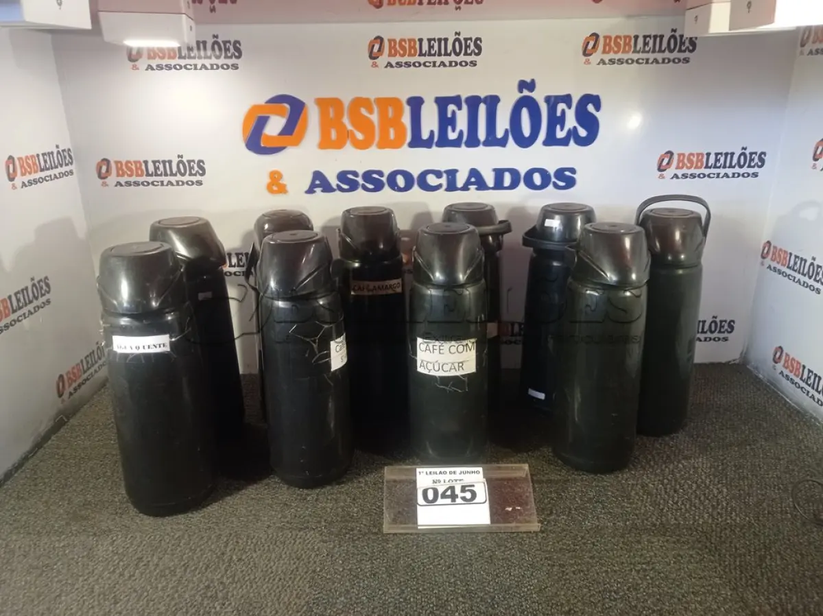 LOTE 045 - 10 GARRAFAS DE CAFÉ. (NO ESTADO) ATENÇÃO! FAZER A VISITAÇÃO ANTES DE ARREMATAR, NÃO SABEMOS SE FUNCIONA. LEILÃO NÃO TEM GARANTIA E NEM DEVOLUÇÃO, SUJEITO A POSSÍVEIS AVARIAS VISÍVEIS/OCULTAS E/OU AUSÊNCIA DE COMPONENTES.