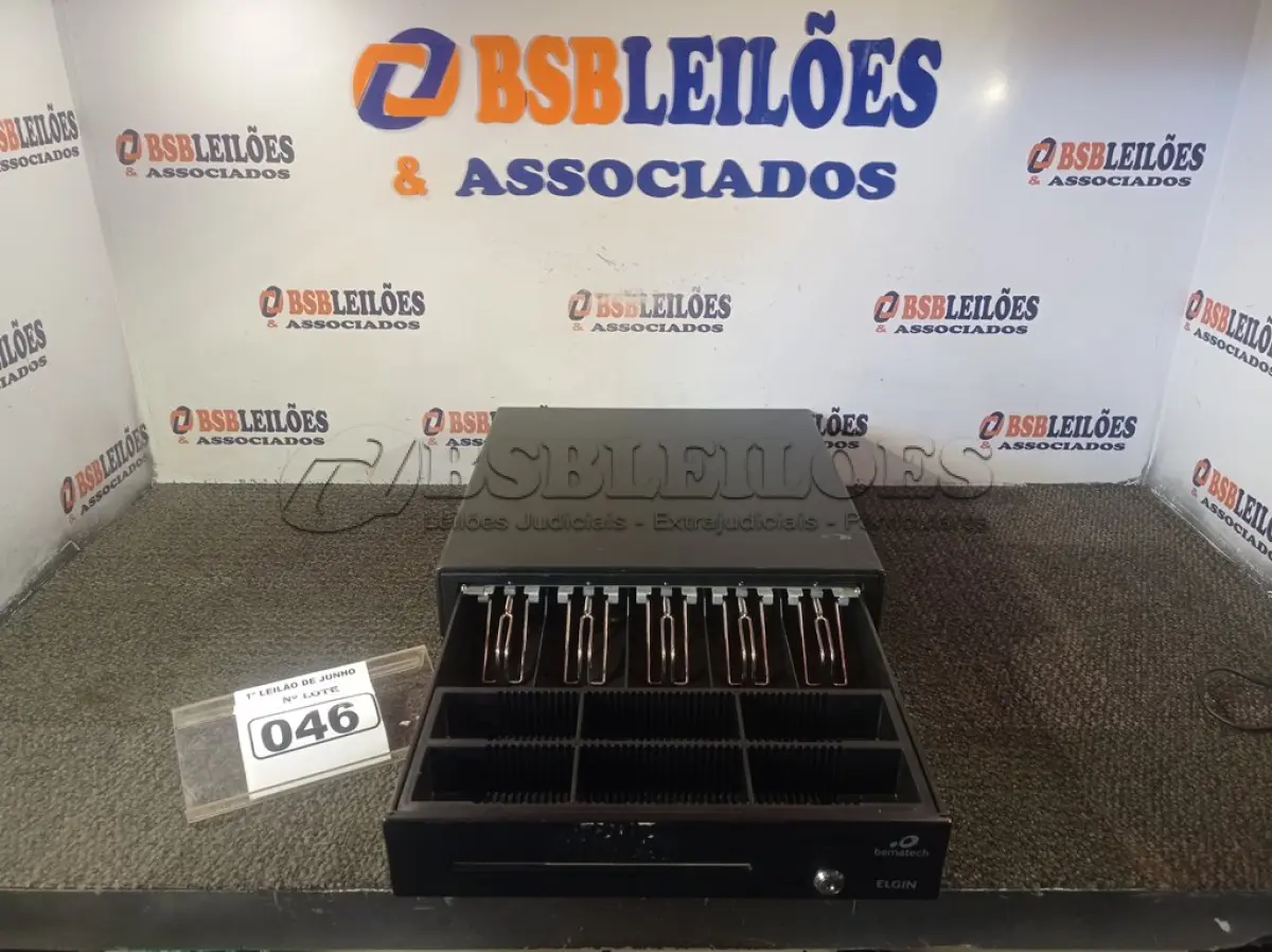 LOTE 046 - 01 CAIXA REGISTRADORA PARA DINHEIRO MANUAL. (NO ESTADO) ATENÇÃO! FAZER A VISITAÇÃO ANTES DE ARREMATAR, NÃO SABEMOS SE FUNCIONA. LEILÃO NÃO TEM GARANTIA E NEM DEVOLUÇÃO, SUJEITO A POSSÍVEIS AVARIAS VISÍVEIS/OCULTAS E/OU AUSÊNCIA DE COMPONENTES.