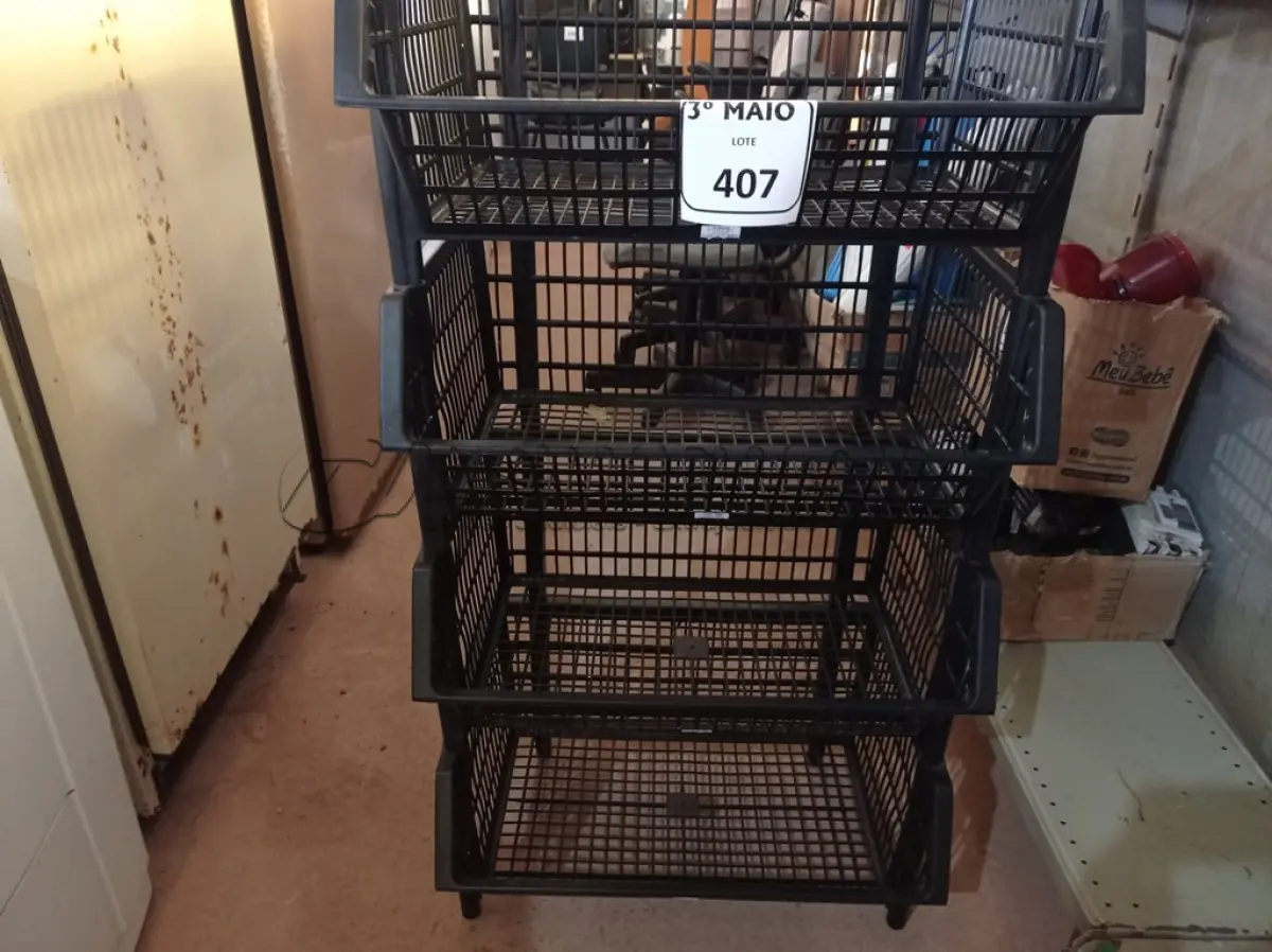 LOTE 407 - 04 GÔNDOLAS DE PLÁSTICO. (NO ESTADO) ATENÇÃO! FAZER A VISITAÇÃO ANTES DE ARREMATAR, NÃO SABEMOS SE FUNCIONA. LEILÃO NÃO TEM GARANTIA E NEM DEVOLUÇÃO, SUJEITO A POSSÍVEIS AVARIAS VISÍVEIS/OCULTAS E/OU AUSÊNCIA DE COMPONENTES.
