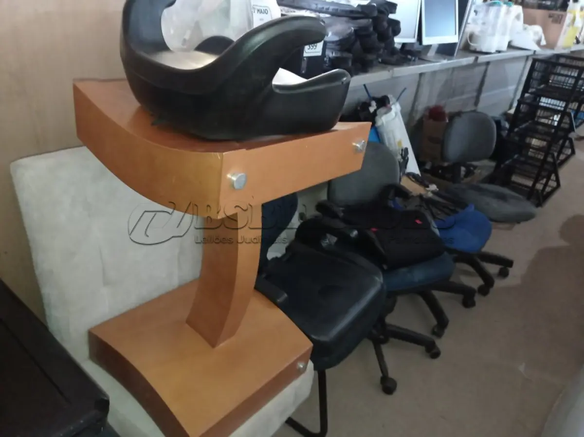 LOTE 396 - 05 CADEIRAS COM AVARIAS E 01 BASE DE MADEIRA PARA MESA DE CENTRO. (NO ESTADO) ATENÇÃO! FAZER A VISITAÇÃO ANTES DE ARREMATAR, NÃO SABEMOS SE FUNCIONA. LEILÃO NÃO TEM GARANTIA E NEM DEVOLUÇÃO, SUJEITO A POSSÍVEIS AVARIAS VISÍVEIS/OCULTAS E/OU AUSÊNCIA DE COMPONENTES.