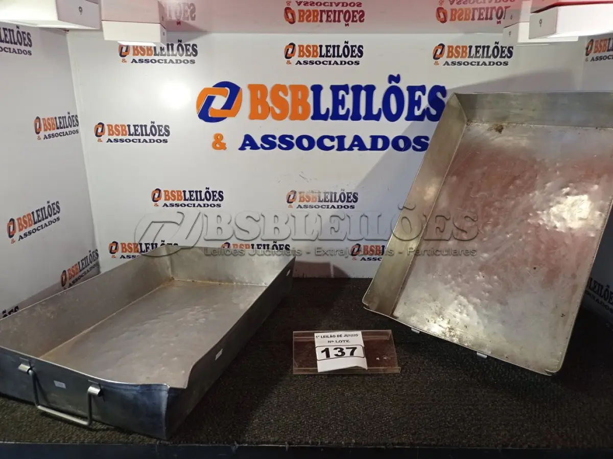 LOTE 137 - 02 BANDEJAS EM INOX. (NO ESTADO) ATENÇÃO! FAZER A VISITAÇÃO ANTES DE ARREMATAR, NÃO SABEMOS SE FUNCIONA. LEILÃO NÃO TEM GARANTIA E NEM DEVOLUÇÃO, SUJEITO A POSSÍVEIS AVARIAS VISÍVEIS/OCULTAS E/OU AUSÊNCIA DE COMPONENTES.